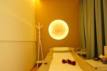 武汉江夏日式指压的寂静美学：在按压中听见雪落的声音